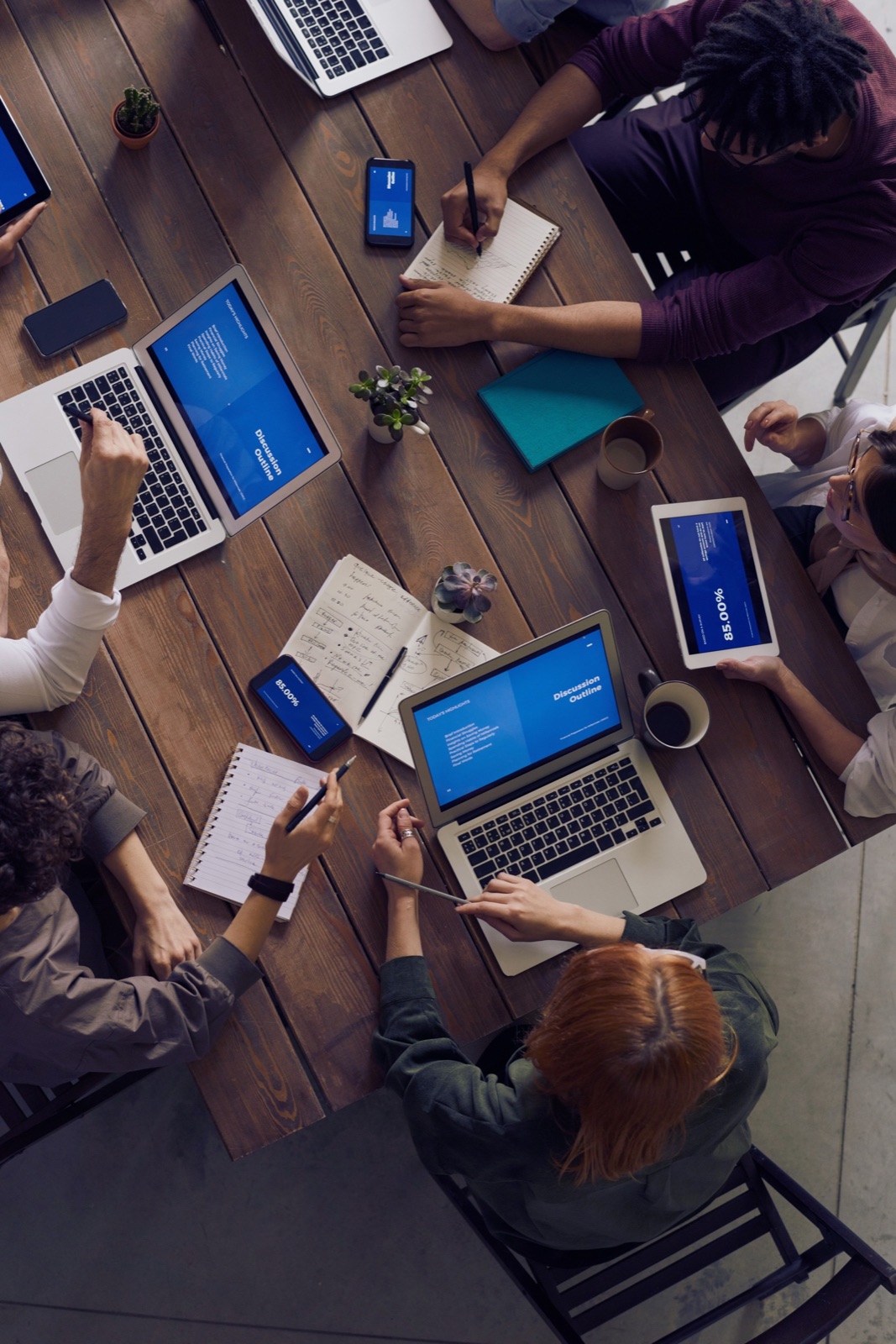 Equipo colaborando alrededor de una mesa de trabajo