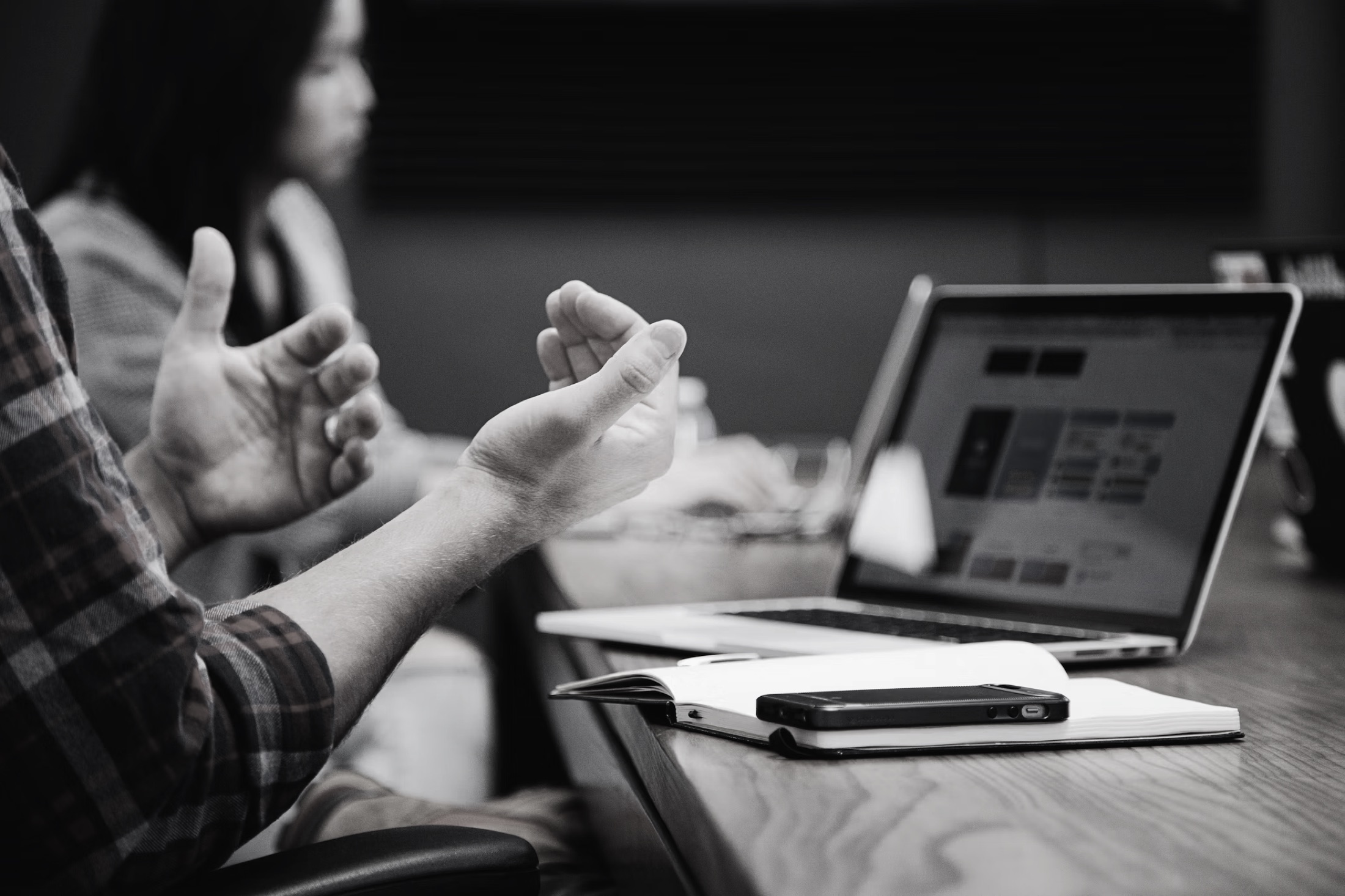 Personas compartiendo ideas durante una sesión de trabajo