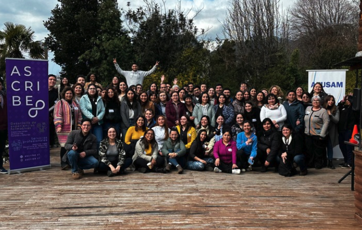 Grupo de participantes reunido al aire libre en una experiencia formativa de ASCRIBE
